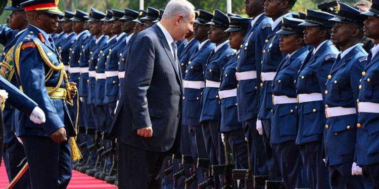 Biniamín Netanyahu arriba a Kenia en julio de 2016 Foto: Kobi Gideon GPO
