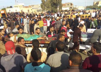 Egipto llora a 305 víctimas de la masacre en la mezquita de Sinaí