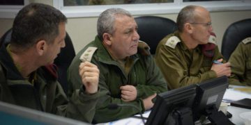 El Jefe del Comando Norte, el General Aviv Kochavi, a la derecha, habla con el Jefe del Estado Mayor de las FDI Gadi Eisenkot, centro, junto con el Jefe de la Dirección General de Operaciones, General Nitsan Alon, durante un ejercicio militar el 20 de enero de 2016. (Unidad del Portavoz de las FDI)