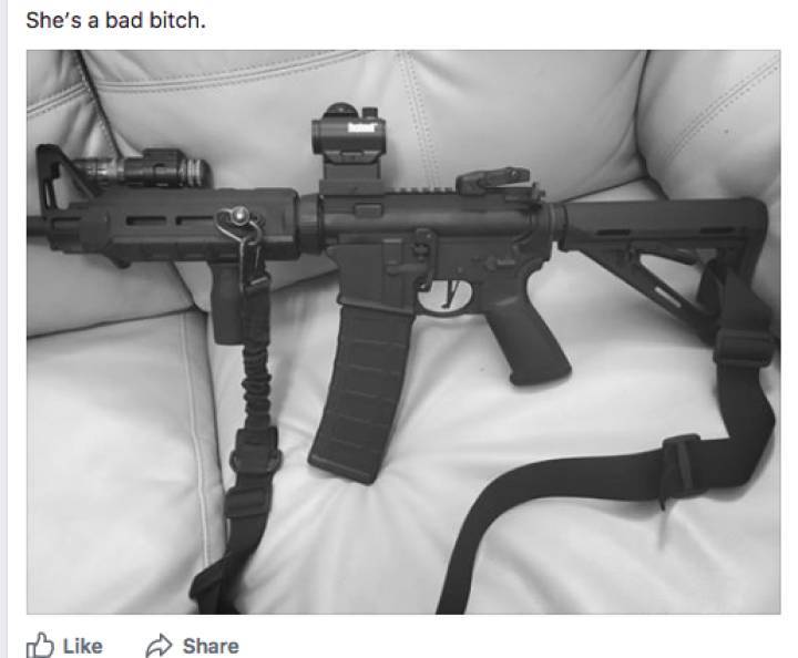 Foto del arma que el asesino de Texas colgó en Facebook, con la siguiente frase: “Ella es una mala p*ta”.