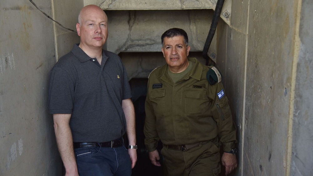 El enviado de paz del presidente de los Estados Unidos Donald Trump, Jason Greenblatt (L) recorre un túnel terrorista de Hamás cerca de la Franja de Gaza con el coordinador de actividades gubernamentales en los territorios Yoav 'Poly' Mordechai el 30 de agosto de 2017. (Portavoz COGAT)