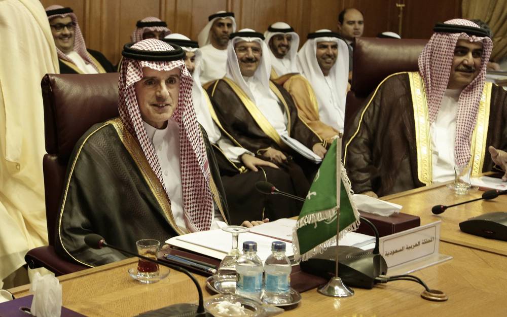 El ministro de Asuntos Exteriores de Arabia Saudita, Adel al-Jubeir, y su homólogo de Bahrein, jeque Khalid Bin Ahmed Al Khalifa, se reúnen con ministros de relaciones exteriores en la sede de la Liga Arabe en El Cairo, Egipto, el 19 de noviembre de 2017. (AP Foto / Nariman El-Mofty)