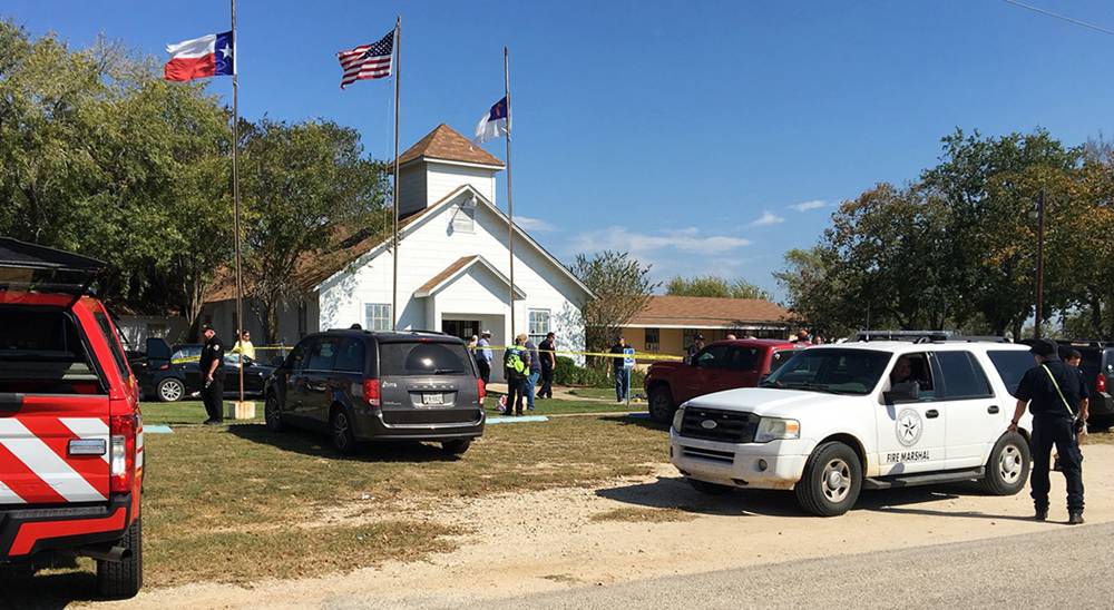 El personal de emergencia responde a un tiroteo fatal en una iglesia bautista en Sutherland Springs, Texas, el 5 de noviembre de 2017. (KSAT vía AP)