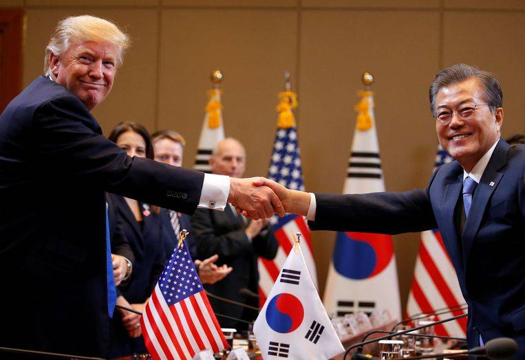 El presidente estadounidense Donald Trump y Moon Jae-in durante su encuentro en la Casa Azul en Seúl (REUTERS/Jonathan Ernst)