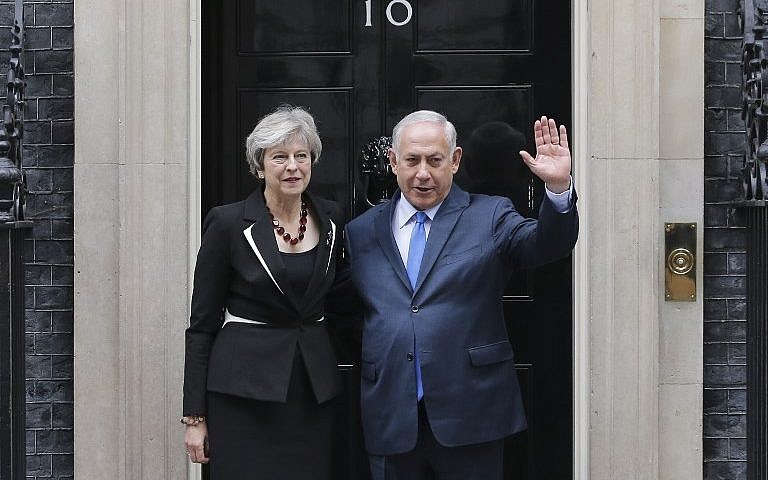 El primer ministro Benjamin Netanyahu con la primera ministra británica Theresa May a las afueras de 10 Downing Street en Londres el 2 de noviembre de 2017. (AFP Photo / Daniel Leal-Olivas)