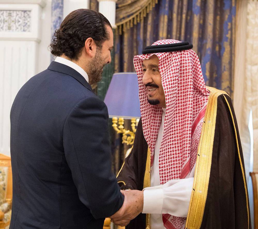 El rey saudita Salman, a la derecha, se reúne con el primer ministro saliente libanés, Saad Hariri, en Riyadh, Arabia Saudita, el 6 de noviembre de 2017. (Agencia de prensa saudí, a través de AP)