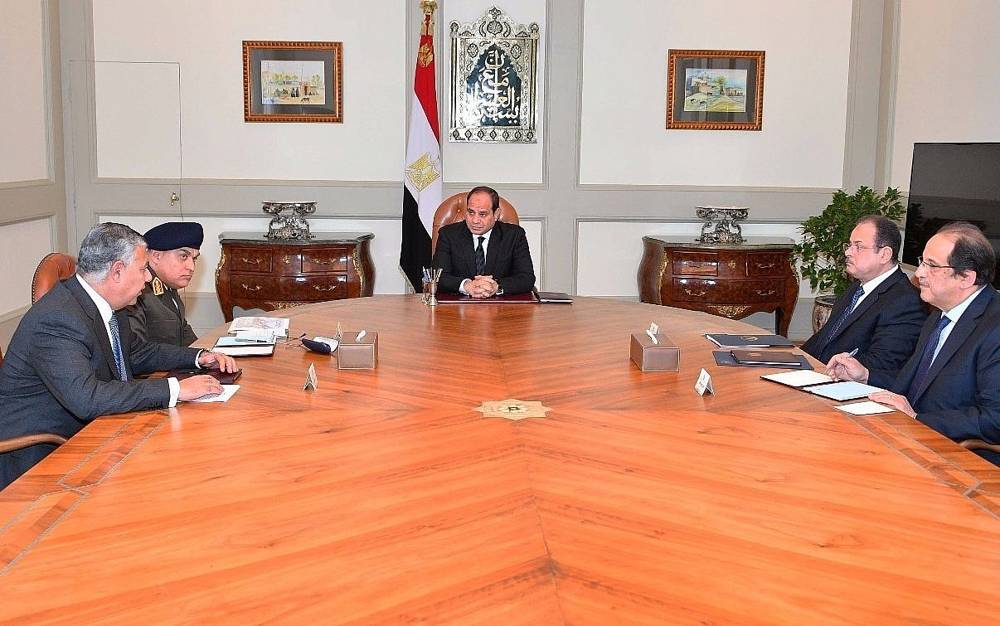 Esta foto, publicada por la Presidencia de Egipto, muestra a Abdel-Fattah El-Sissi, en el centro, reuniéndose con funcionarios en El Cairo después de que terroristas atacaron una mezquita abarrotada durante las oraciones del viernes en la península del Sinaí. (Presidencia egipcia a través de AP)