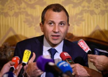 El ministro libanés de Asuntos Exteriores, Gebran Bassil, pronuncia una conferencia de prensa en París el 14 de noviembre de 2017. (AFP / Lionel BONAVENTURE)