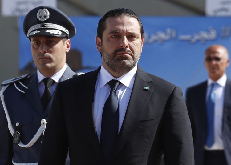 En esta foto tomada el viernes 8 de septiembre de 2017, el primer ministro libanés Saad Hariri, a la izquierda, llega a un funeral en masa de diez soldados libaneses en el Ministerio de Defensa libanés, en Yarzeh, cerca de Beirut, Líbano. (AP Photo / Hassan Ammar)