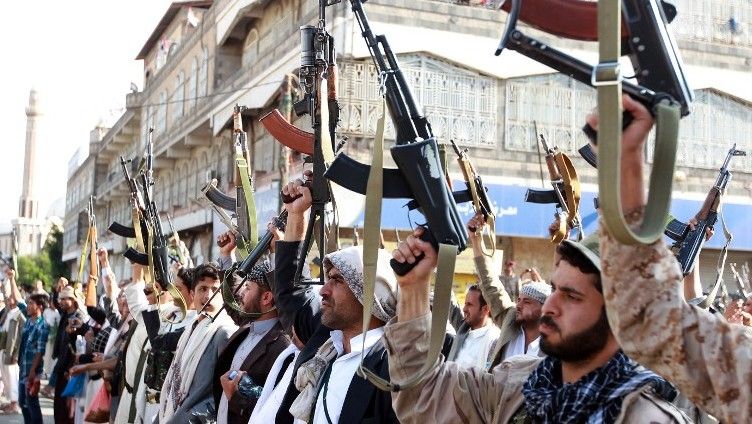 Hombres armados tribales leales al movimiento Houthi blanden sus armas en la capital, Saná, el 1 de abril de 2015, durante una manifestación contra la coalición liderada por Arabia Saudí para expulsar a los rebeldes Houthi de Yemen. (crédito de la foto: AFP / MOHAMMED HUWAIS)