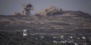 Explosiones de los combates en Siria vistas desde el lado israelí de la frontera con los Altos del Golán, 16 de junio de 2015. (Basilea Awidat / Flash90)