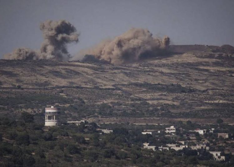 Explosiones de los combates en Siria vistas desde el lado israelí de la frontera con los Altos del Golán, 16 de junio de 2015. (Basilea Awidat / Flash90)