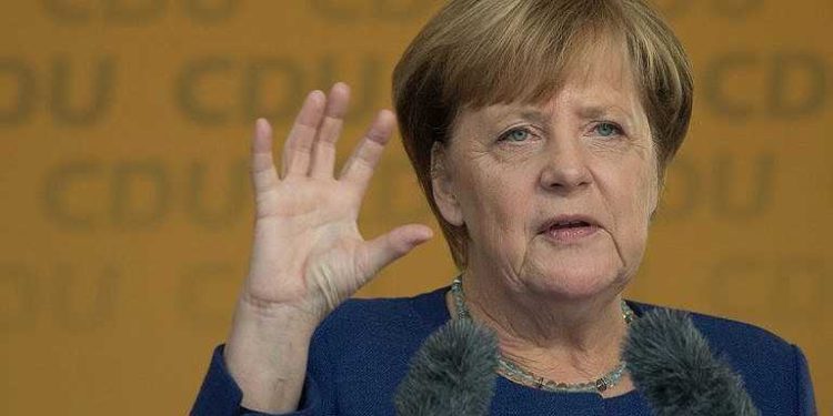 La canciller alemana Angela Merkel se dirige a una manifestación de la campaña electoral de su partido Unión Demócrata Cristiana en Fritzlar, Alemania, el 21 de septiembre de 2017. (AFP / dpa / Swen Pförtner)