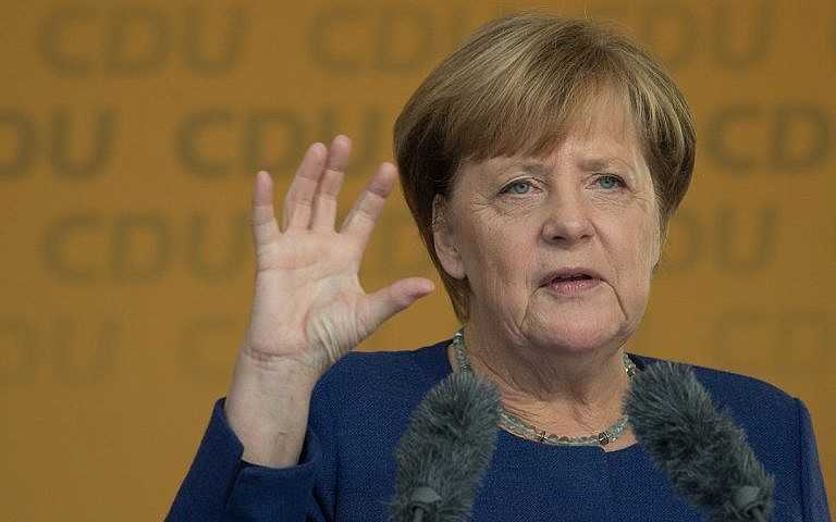 La canciller alemana Angela Merkel se dirige a una manifestación de la campaña electoral de su partido Unión Demócrata Cristiana en Fritzlar, Alemania, el 21 de septiembre de 2017. (AFP / dpa / Swen Pförtner)
