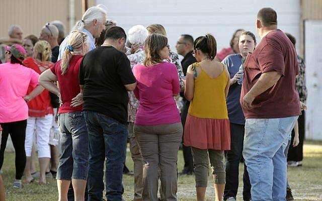La gente se reúne cerca de la Primera Iglesia Bautista después de un tiroteo el 5 de noviembre de 2017 en Sutherland Springs, Texas. Erich Schlegel / Getty Images / AFP)