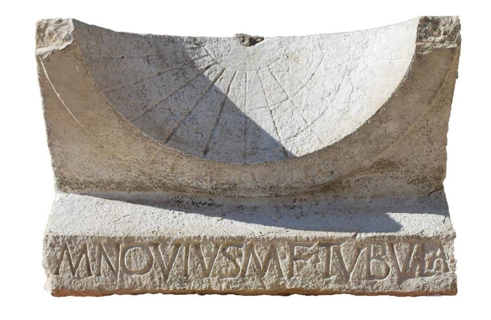 La inscripción latina en el reloj de sol de Tubula El reloj de sol de Tubula, in situ (Crédito: Faculty of Classics, Cambridge University)