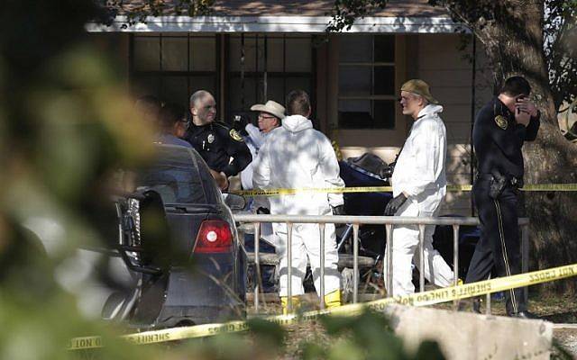 Las autoridades policiales y forenses se reúnen cerca de la Primera Iglesia Bautista después de un tiroteo ocurrido el 5 de noviembre de 2017 en Sutherland Springs, Texas. Erich Schlegel / Getty Images / AFP)