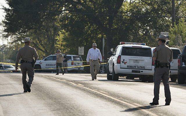 Los agentes del orden trabajan cerca de la Primera Iglesia Bautista de Sutherland Springs después de un tiroteo fatal, el 5 de noviembre de 2017, en Sutherland Springs, Texas. (AP / Darren Abate)