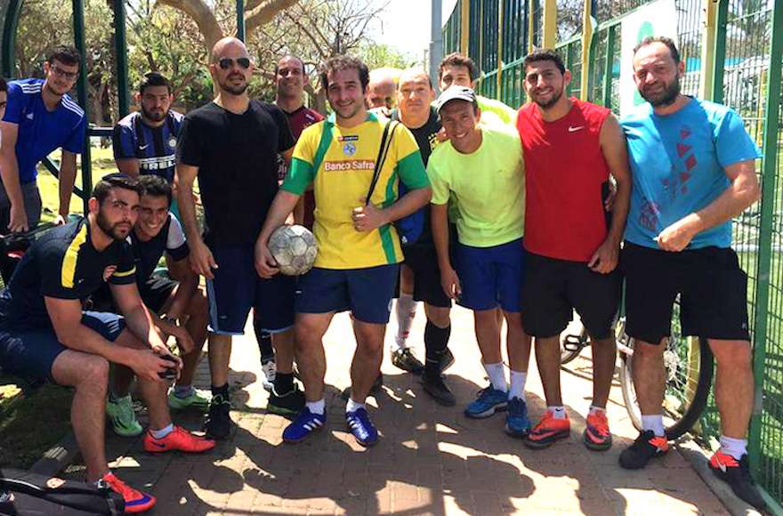 Los inmigrantes brasileños juegan fútbol semanalmente en Ra'anana. (Cortesía de Kehila Yalla Chaverim / vía JTA)
