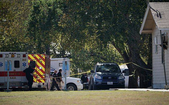 Los primeros respondedores trabajan en la parte trasera de la Primera Iglesia Bautista de Sutherland Springs en respuesta a un tiroteo fatal, el 5 de noviembre de 2017, en Sutherland Springs, Texas. (AP / Darren Abate)