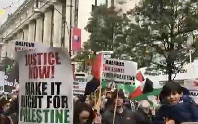 Manifestantes en Londres protestan contra la Declaración de Balfour y la visita del Primer Ministro Benjamin Netanyahu a la capital británica, el 4 de noviembre de 2017. (Captura de pantalla: Canal 10)