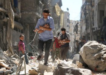 Hombres sirios que transportaban bebés se abrían paso entre los escombros de los edificios destruidos después de un ataque aéreo en el barrio de SALIHIN, en el norte de Alepo, controlado por los rebeldes, el 11 de septiembre. AMEER ALHALBI / AFP / GETTY