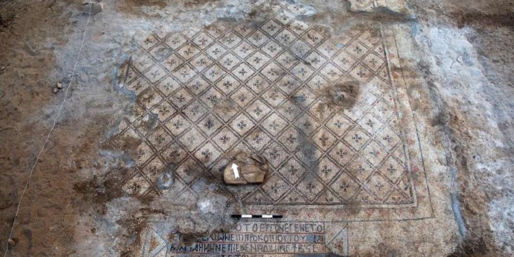 Donde los Macabeos derrocaron la idolatría, se descubrió un mosaico cristiano