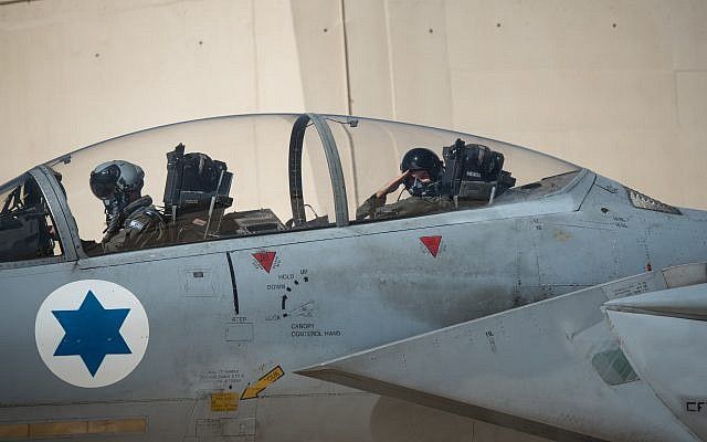 Un piloto saluda dentro de un avión de combate israelí antes del ejercicio internacional Bandera Azul a principios de noviembre de 2017. (Fuerzas de Defensa de Israel)
