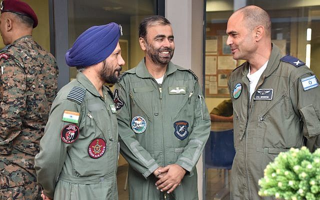 El personal de la Fuerza Aérea de la India habla con el comandante de la Base Aérea Ovda, Brig. El General Itamar Raichel, como parte del ejercicio internacional Bandera Azul a principios de noviembre de 2017. (Fuerzas de Defensa de Israel)