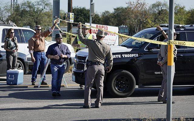 Los oficiales de policpia sostienen una cinta de separación cerca de la Primera Iglesia Bautista de Sutherland Springs después de un tiroteo fatal, el domingo 5 de noviembre de 2017, en Sutherland Springs, Texas. (AP / Darren Abate)