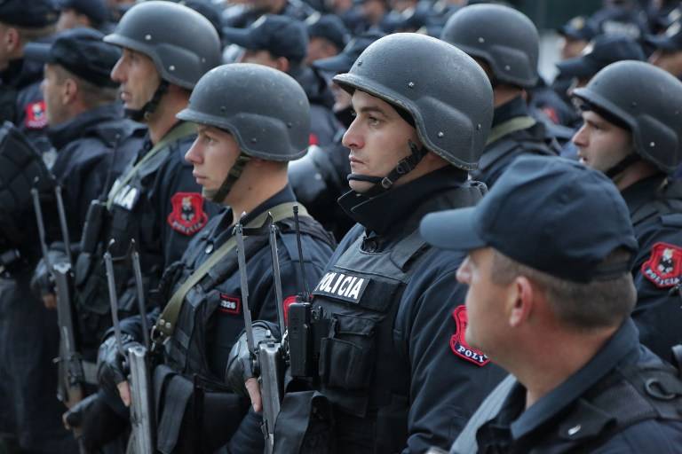 Policías especiales albaneses participan en una sesión informativa de seguridad en el estadio Arena de Elbasan antes del partido de fútbol clasificatorio para el Grupo G de la Copa Mundial 2018 entre Albania e Israel, en Elbasan el 12 de noviembre de 2016. (AFP PHOTO / GENT SHKULLAKU