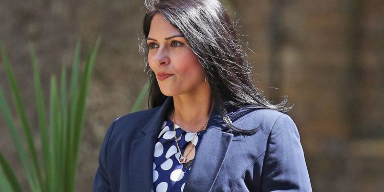 Ministra británica Priti Patel podría ser despedida por sus reuniones en Israel