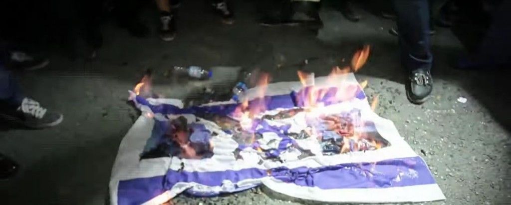 Los manifestantes turcos queman una bandera israelí frente al consulado israelí en Estambul. Foto: RuptlyTV / YouTube