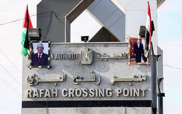 Retratos del presidente egipcio Abdel-Fattah el-Sissi y del líder árabe Mahmoud Abbas cuelgan en el cruce fronterizo de Rafah con Egipto el 1 de noviembre de 2017. (SAID KHATIB / AFP)