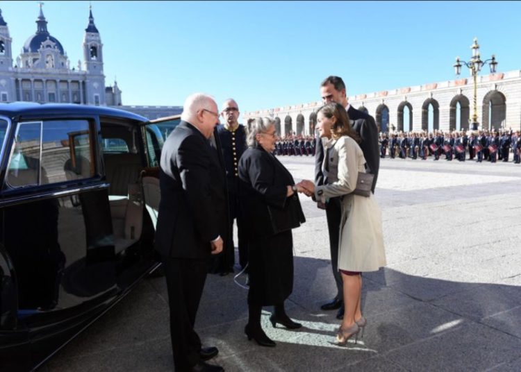 Los reyes de España reciben en Madrid al presidente de Israel