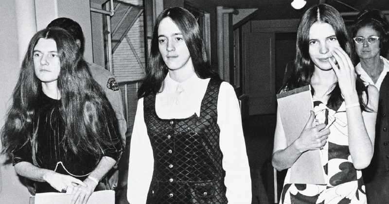 Tres seguidoras de Manson, Patricia Krenwinkel, Susan Atkins y Leslie Van Houten en 1971, durante el juicio por los asesinatos (AP)