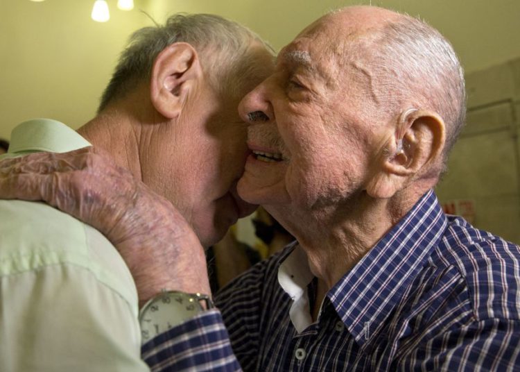 Sobreviviente de Holocausto de 102 años se reúne con sobrino recién hallado