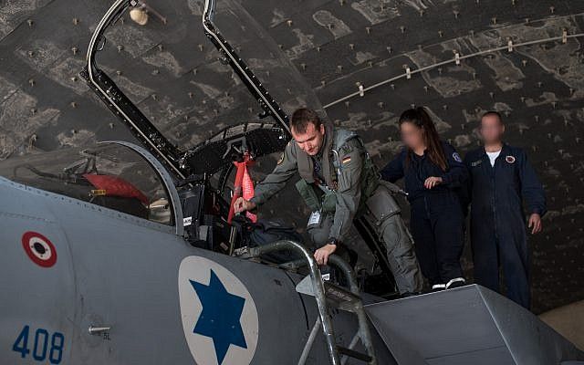Un piloto alemán entra en un avión de combate israelí antes del ejercicio internacional Bandera Azul a principios de noviembre de 2017. (Fuerzas de Defensa de Israel)
