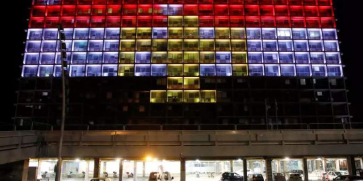 Tel aviv se iluminó con los colores de Egipto en solidaridad tras el atentado terrorista