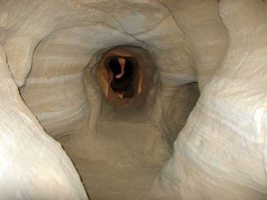 Túnel minero tallado en la piedra arenisca de Timna hace miles de años (Crédito: Shumbla)