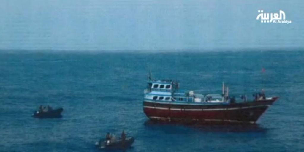 Un buque pesquero iraní interceptado frente a la costa de Omán por fuerzas de la coalición lideradas por Arabia Saudita que portaban armas que se creía vinculadas a los rebeldes Houthi en Yemen, septiembre de 2015. (captura de pantalla: Al-Arabiya)