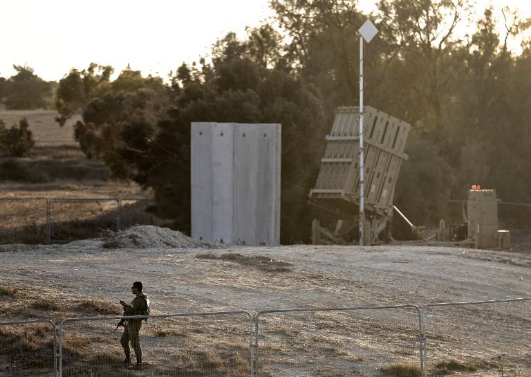 Un soldado israelí monta guardia junto al sistema de defensa israelí Cúpula de Hierro, diseñado para interceptar y destruir cohetes de corto alcance y proyectiles de artillería, desplegados cerca de la frontera israelí con la Franja de Gaza, cerca del Kibbutz Kissufim en el sur de Israel, el 30 de octubre de 2017. . (AFP PHOTO / MENAHEM KAHANA)