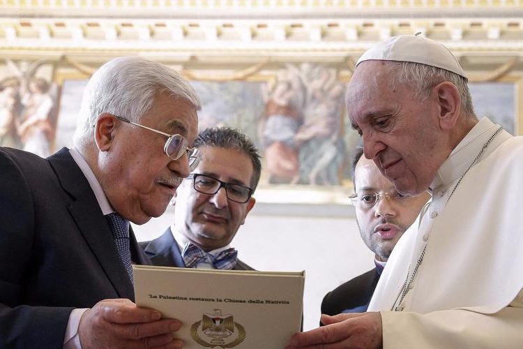 Abbas insta al Papa Francisco a intervenir contra el movimiento de la embajada