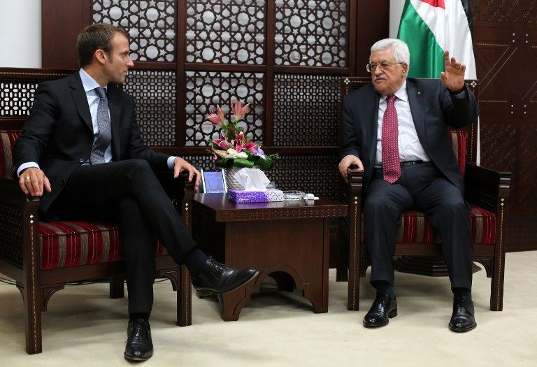 El presidente de la Autoridad Palestina Mahmoud Abbas (R) se reúne con el ministro de Economía francés Emmanuel Macron (L) en la ciudad de Ramallah el 7 de septiembre de 2015. (AFP / ABBAS MOMANI)