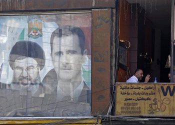 El 7 de septiembre de 2017 se ve un póster con la imagen del presidente sirio Bashar Assad (R) y el líder de Hezbolá Hassan Nasrallah en Damasco. (AFP / Louai Beshara)