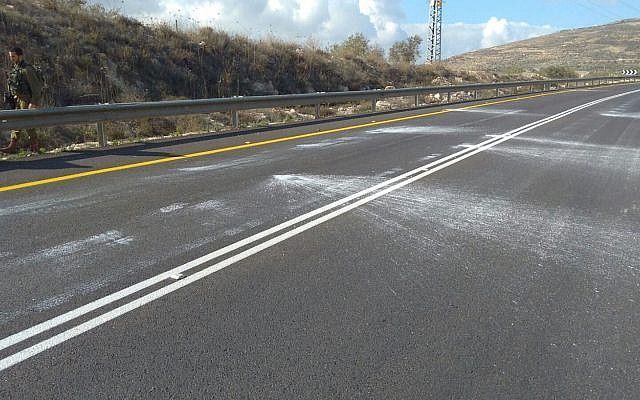 Los restos de las piedras y botellas de agua que fueron arrojados a los vehículos israelíes fuera del poblado judío de Yitzhar en el norte de Judea y Samaria. (Cortesía)