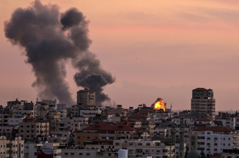 El humo se desplaza desde una posición de la Jihad Islámica cerca de la ciudad de Gaza después de que un avión israelí los bombardeó el 30 de noviembre de 2017, en represalia por un ataque con mortero que atacó a las tropas israelíes al noreste de la Franja de Gaza más temprano en el día. (Mahmud Hams / AFP)
