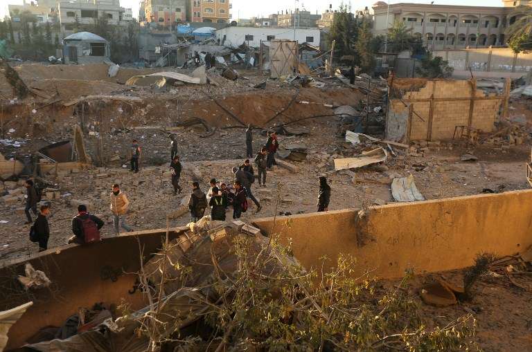 Árabes observan el daño en una instalación terrorista de Hamas a principios del 9 de diciembre de 2017, después de un ataque aéreo israelí de represalia por el lanzamiento de cohetes desde Gaza a Israel, en Beit Lahia, en el norte de la Franja de Gaza. (AFP PHOTO / MAHMUD HAMS)