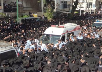 Cientos de miles se reúnen para el funeral del Rabino Steinman