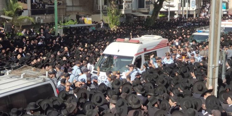 Cientos de miles se reúnen para el funeral del Rabino Steinman